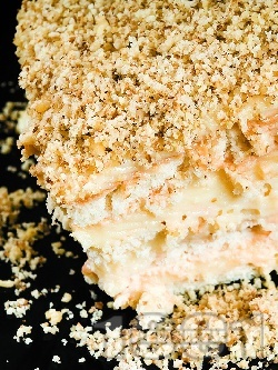 Бисквитена торта без печене с натрошени обикновени бисквити закуска, крем ванилия и орехи - снимка на рецептата